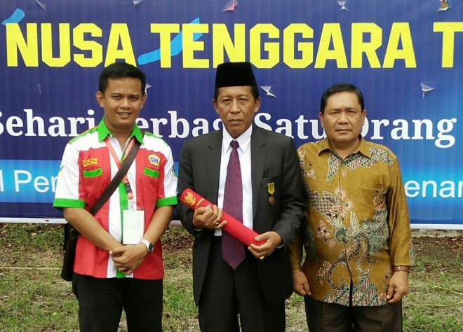 Wawako H. Abdullah Sani didampingi Kadis Sosnaker dan Camat Pasar